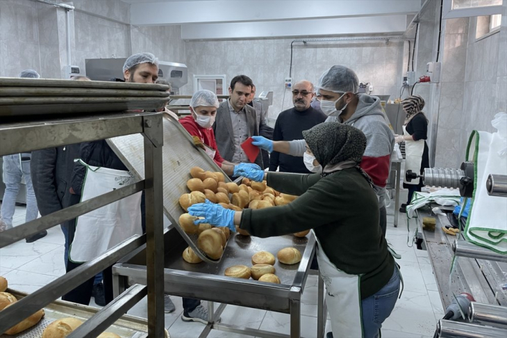 Gönüllü Öğretmenler depremzedeler için ekmek ve çorba pişiriyor 