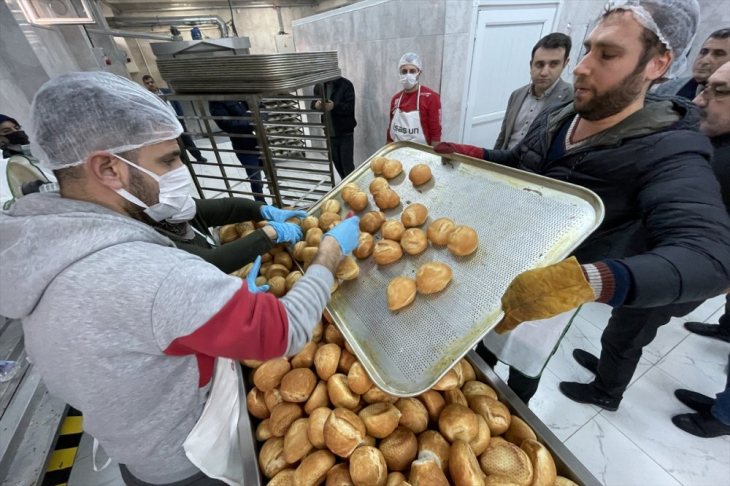 Gönüllü Öğretmenler depremzedeler için ekmek ve çorba pişiriyor 