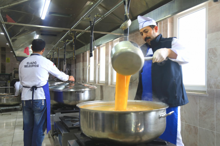 Elazığ Belediyesi yaşanan felaketin ardından vatandaşlara desteğini sürdürüyor