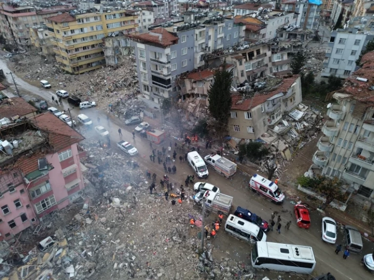 Depremin bıraktığı hasar gün ışığı ile ortaya çıktı